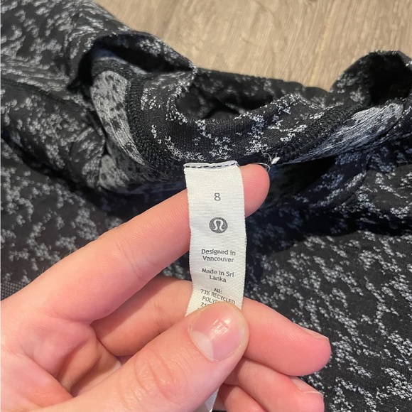 Lululemon size 8 rare black design never worn - Picture 4 of 4